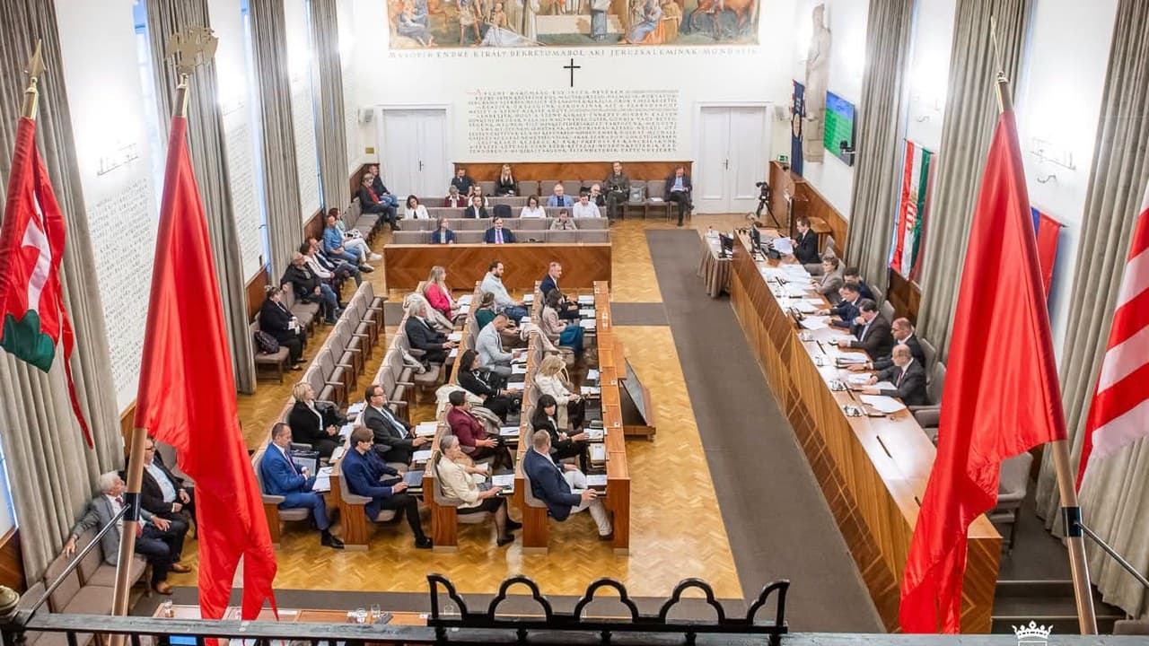 Polgármesteri beszámoló: egymilliárd forint feletti adókiesés, új Vidi-pályázat és összevont városi cégek