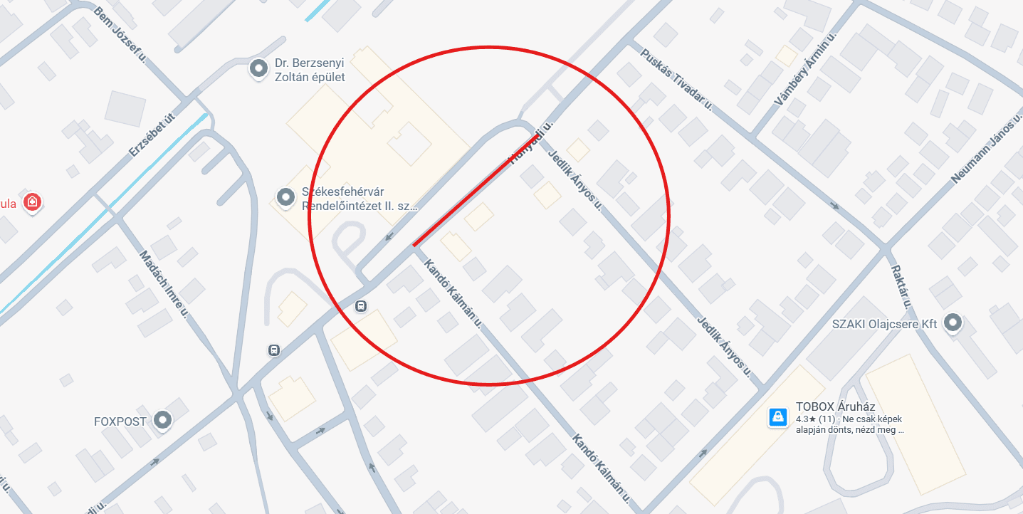 Éjszakai útzár a Hunyadi utcában csütörtökön a kórházi daruzás miatt