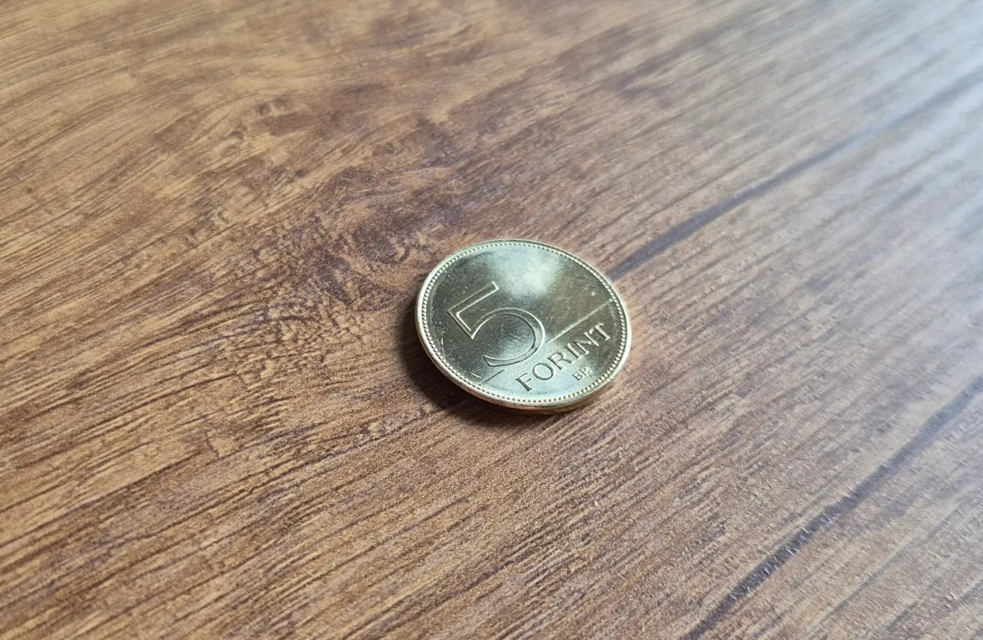 A készpénz használat kiszorításával nő a függőségünk? A parlamentben is beszéltek róla