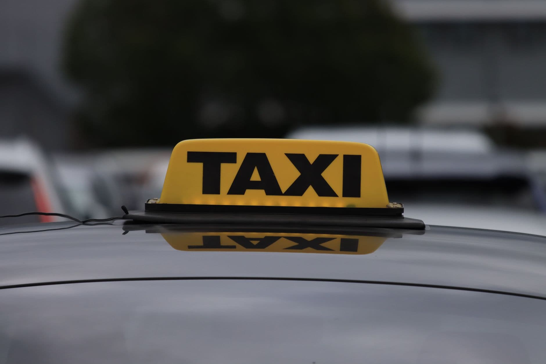 Megszűnik a taxik ingyenes behajtása Ferihegyen, akár egy kilométert is gyalogolhatnak az utasok