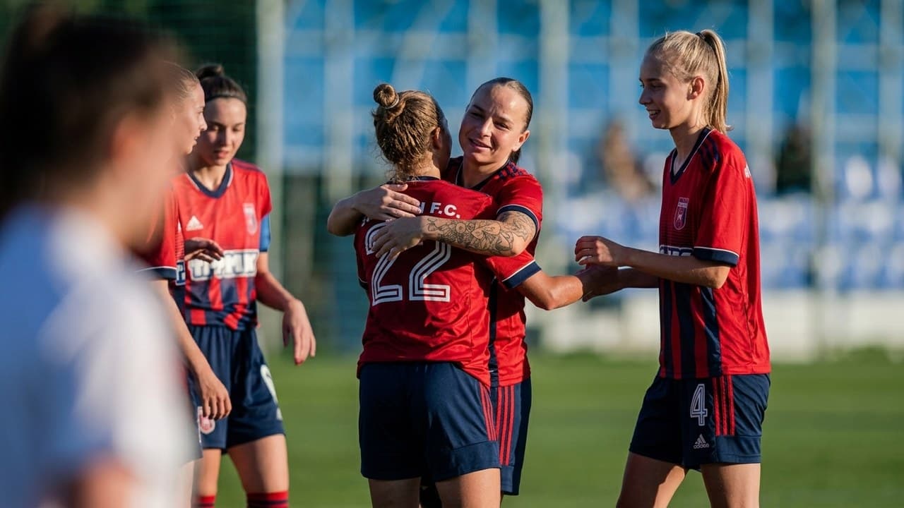 Női labdarúgók ölelkeznek a Simple Női Liga meccsén, Videoton FC mezben.