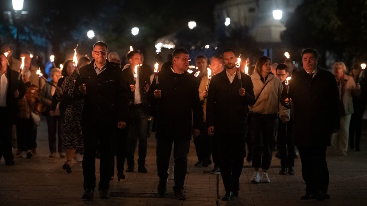 Fáklyákkal és koszorúzással emlékeztek az aradi vértanúkra Székesfehérváron