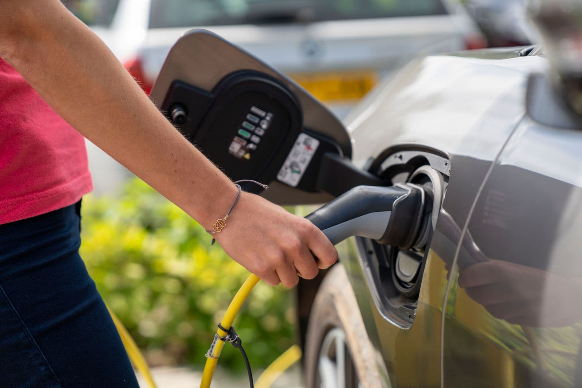 Az e-töltő lesz az új pihenőhely: Tesla töltő fejlesztés Magyarországon