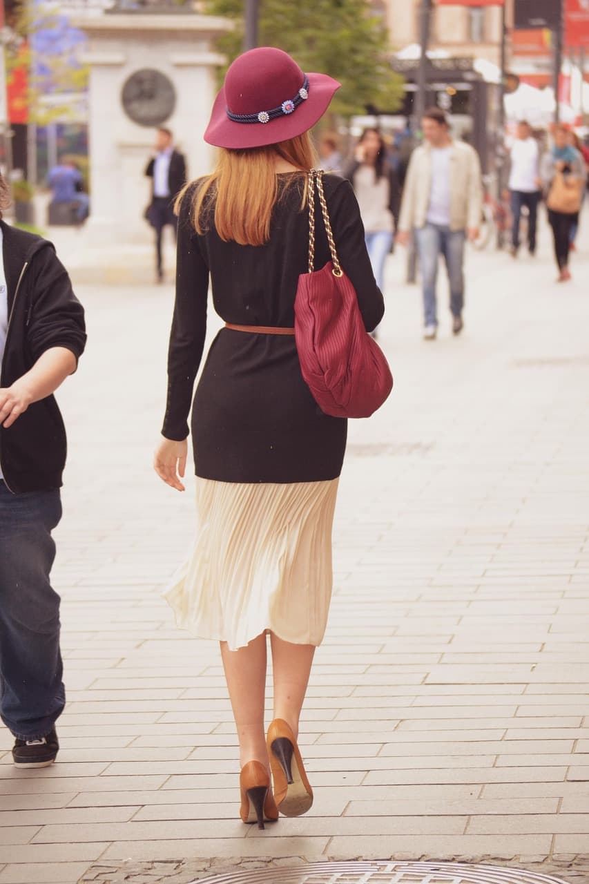 Lady Walking on the Street 2004773 1280