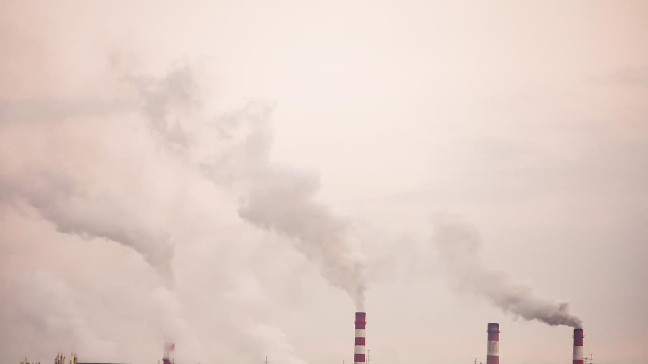 Árbevételhez kötött minimumbírság jön a visszaeső környezetszennyező cégeknek