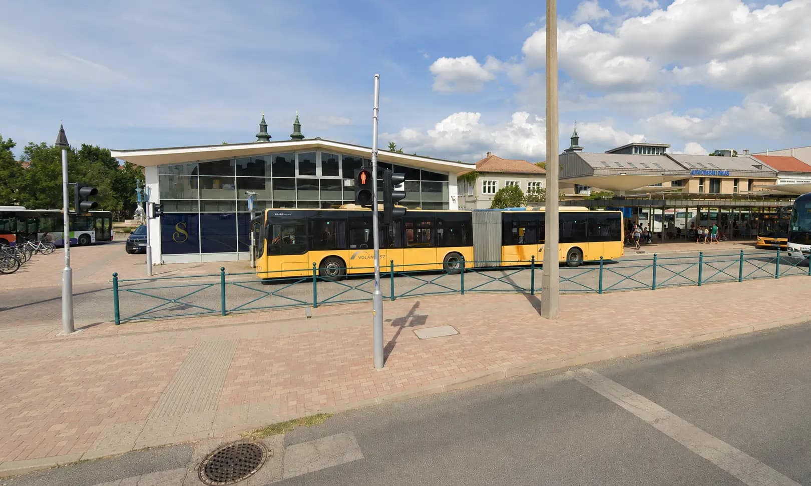 Fizikai atrocitások is előfordulnak a fehérvári buszállomáson – válaszolt a MÁV