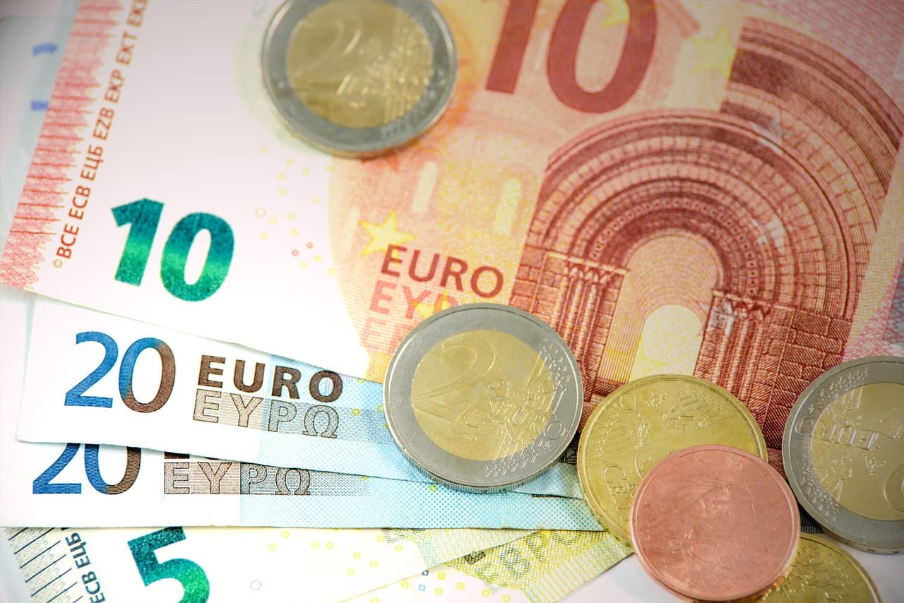 Euró bankjegyek és érmék az EU digitális adózásáról és a vállalkozásokról.