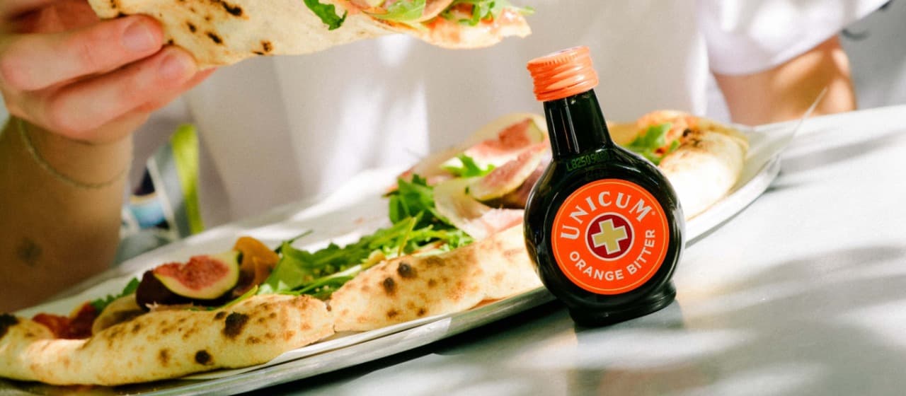 Hogyan kerül Unicum egy pizzára?